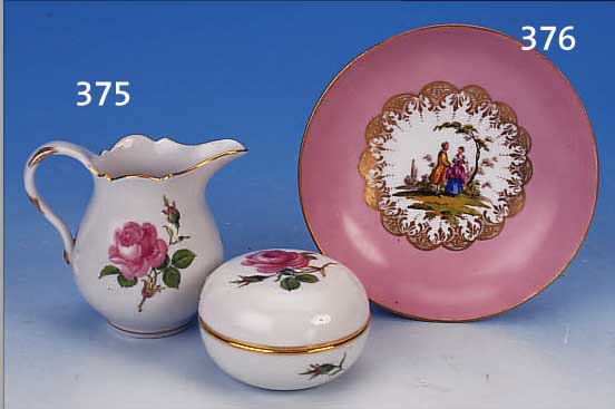 DECKELDOSE UND SAHNEGIEßER, MEISSEN, 60ER JAHRE, 2. WAHL, PORZELLAN, ROSENDEKOR, GOLDRAND