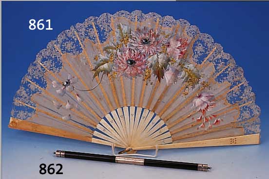 FäCHER, DEUTSCH, UM 1860/70, ELFENBEIN MIT SEIDE UND SPITZE, 38 X 66 CM, SEHR SCHöNE BLUMENBEMALUNG, SPITZE UND ...