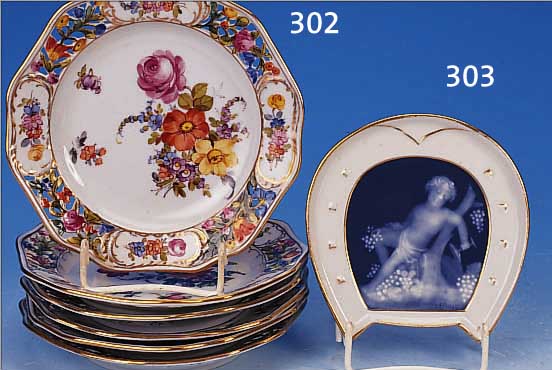 SCHäLCHEN IN HUFEISENFORM, LIMOGES, UM 1925, PORZELLAN, PATE-SUR-PATE-DEKOR MIT BACCHANTENMOTIV, SIGN. LEROUX, GOLDRAND, CA. 13 X 12 CM