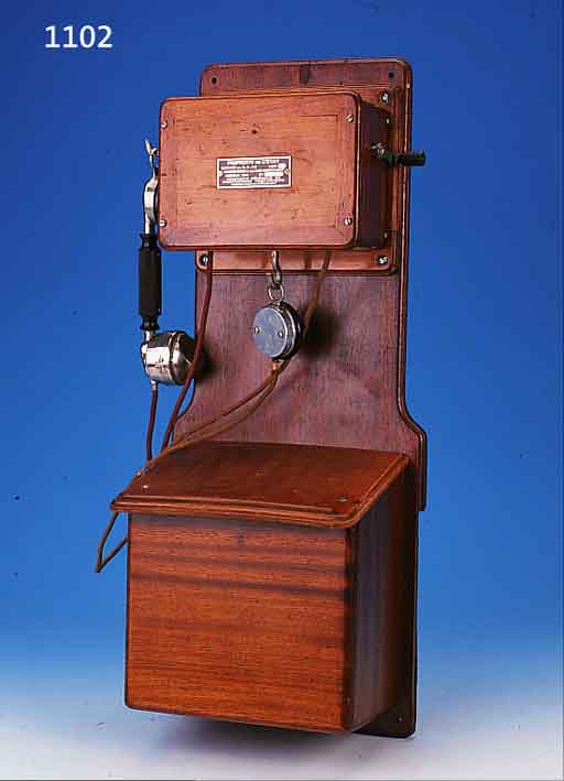 WANDTELEFON, FRANKREICH, UM 1910, NUßBAUMGEHäUSE, FUNKTION NICHT GEPRüFT, L. CA. 72 CM