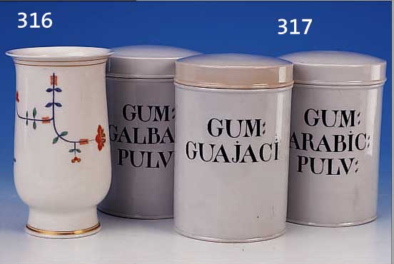FüNF APOTHEKERGEFäßE, DEUTSCH, UM 1870, PORZELLAN, LATEINISCH BESCHRIFTET, MIT ALTERS-UND GEBRAUCHSSPUREN, H. JE CA. 16 CM