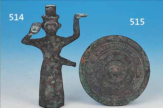 BRONZEFIGUR EINES MANNES, CHINA, HAN-DYNASTIE,220 V.- 226 N. CHR., H. 14 CM, MANN MIT ERHOBENEN HäNDEN UND ...