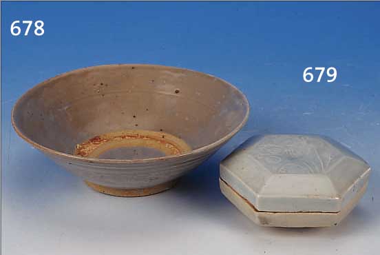 DECKELDOSE, CHINA, SONG-DYNASTIE, 960 - 1279 N. CHR., PROTOPORZELLAN MIT SELADONGLASUR, H. 4.5 CM, ...