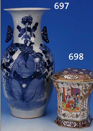 BALUSTERVASE, CHINA, UM 1900, PORZELLAN, H. 43 CM, WEIßES PORZELLAN MIT PAPAGEI UND FLORALEM DEKOR, BLAUE UNTERGLASURBEMALUNG