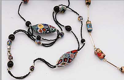 2 KETTEN, MURANO ANGEHENDE 50ER JAHRE, 1X 2-REIHIG MIT KLEINEN UND GRößEREN MILLIFIO-RI-OLIVEN UND -KUGELN, SCHWARZBUNT, L. CA. 61 CM ...