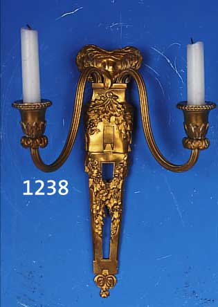 PAAR WANDLEUCHTEN, DEUTSCH, UM 1900, MESSINGGUß, H. 33 CM, REICH VERZIERT MIT EFEU UND EICHENBLäTTERN, KERZENFASSUNG NICHT IDEN- TISCH.