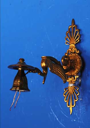 WANDLEUCHTE, DEUTSCH, UM 1900 , MESSINGGUß, L. 17 CM, MIT SCHWANENDEKOR, SPäTER ELEKTR.
