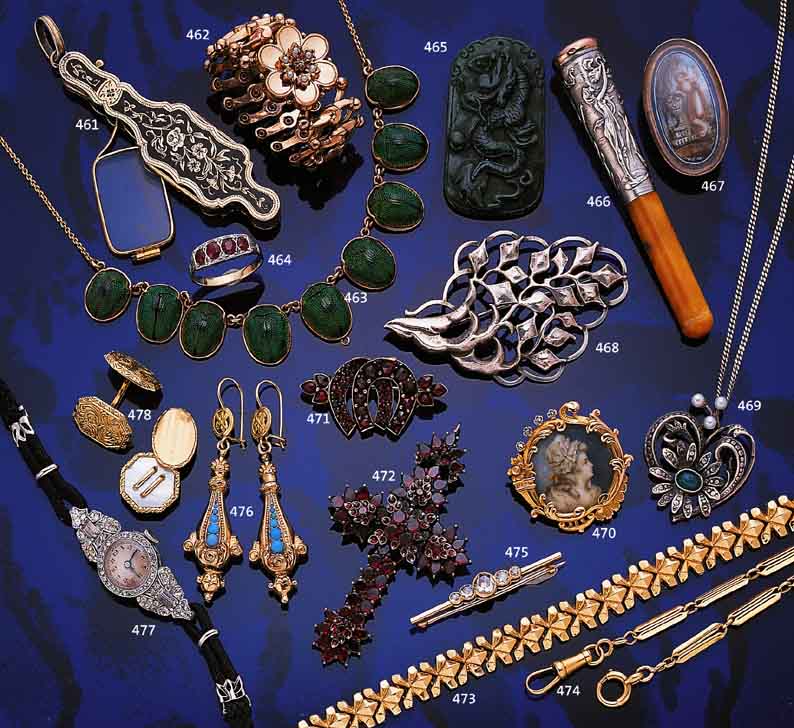 BROSCHE MIT GRANATEN, BöHMEN UM 1880, HUFEISENDARSTELLUNG, VERGOLDET, NADELUNG Z.T. ERSETZT, SCHöNER GRANATBESATZ