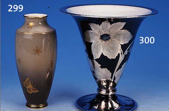 VASE, SèVRES, 1904, , PORZELLAN, GRüNLICH GLASIERT MIT GOLDMALEREI, H. CA. 18,5 CM