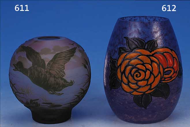 KLEINE VASE, SIGNIERT DELATTE NANCY, UM 1930, FARBLOSES GLAS, VIOLETT GESPRüHT, STILISIERT-FLORALE EMAILMALEREI, H. CA. 10,5 ...