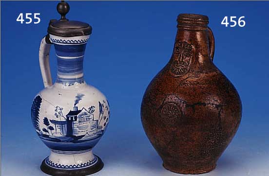 KRUG, DEUTSCH, WOHL HANAU, UM 1700, FAYENCE,BLAUE MALEREI VON GEBäUDE UND BäUMEN, DECKEL UND UNTERE RANDEINFASSUNG ZINN, KORPUS DURCH- GEHEND MIT ...