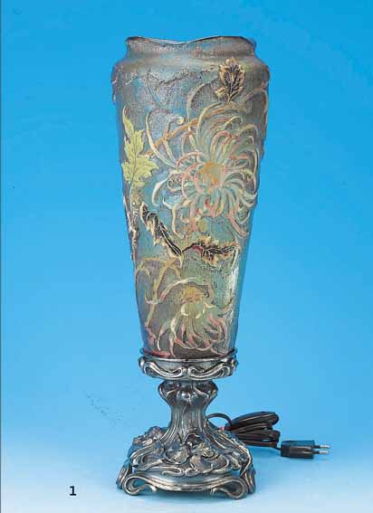 TISCHLAMPE, SIGN. GALLé, UM 1900, GRüNLICH/ BRäUNLICHES GLAS, UMLAUFEND REICH FLORAL GE- SCHNITTEN UND GESCHLIFFEN, CHRYSANTHEMENDEKOR,DIESER ...