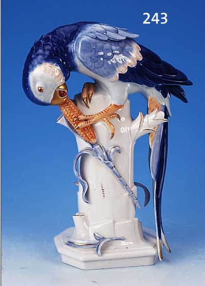 PORZELLANFIGUR, SCHWARZBURGER WERKSTäTTEN, ENTWURF ARTHUR STORCH 1923-24, AUSFORMUNG U1446 VON 1929, PAPAGEI MIT MAISKOLBEN, AUF ACHTECKIGEM ...