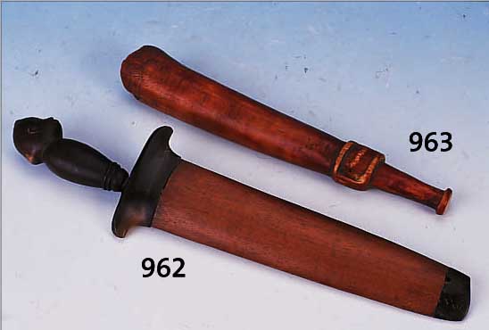 KRIS, INDONESIEN, UM 1910-20, TAUSCHIERTE STAHLKLINGE KORRODIERT, HOLZ- GRIFF IN FORM EINES KOPFES, HOLZSCHEIDE MIT ...