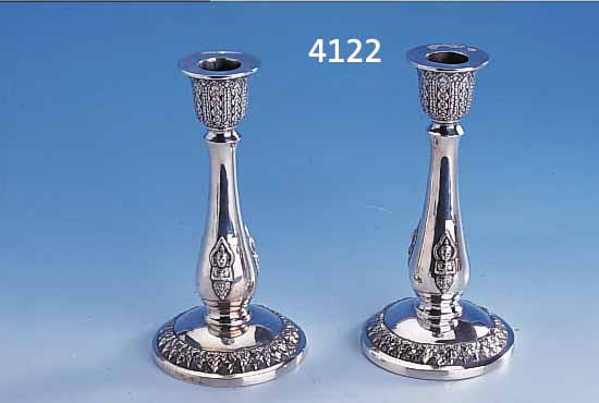 KERZENLEUCHTERPAAR, THAILAND UM 1960, SILBER, FUß GEFüLLT, STIEL MIT AUFGEL., TYP. EMBLEMEN, Z.T. NACHGESTOCHEN, VERBEULT, HCA. 18.5 CM