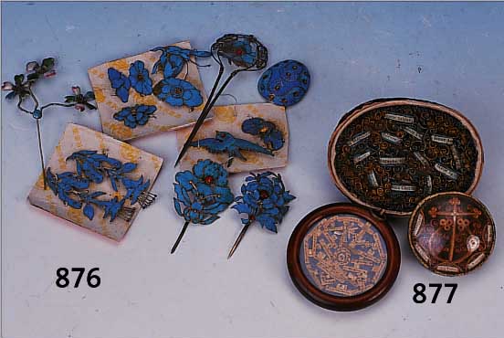 KONVOLUT AUS DREI RELIQUIEN, 19. JH., PAPPE/HOLZ/STOFF UNTER GLAS- BZW. KUNSTST.- SICHTFENSTER, VERSCHIEDEN MASSE VON D. 5,5 - 10 CM, MIT ...