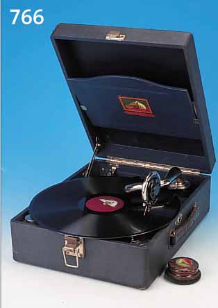 KOFFERGRAMMOPHON, HIS MASTERS VOICE, UM 1928, FUNKTIONSF., DUNKELBLAUER KOFFER, MIT L. ALTERS- U. GEBR.-SP., M. CA. 13 X 28,5 X 37,5 CM; ...