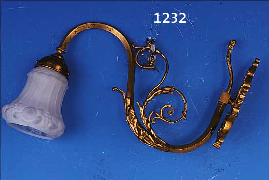 WANDLAMPE, FRANKREICH, UM 1900, MONTUR GELBGUß, MATTIERTER RELIEFIERTER PRESSGLASSCHIRM, ELEKTR. NICHT GEPRüFT, L. CA. 40 CM
