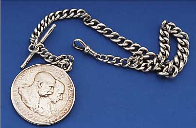 UHRENKETTE UND ARMBAND MIT SILBERMüNZEN, UHRENKETTE RUNDPANZER MASSIV, VERLAUFEND, M. KNEBEL UND KARABINER, GR. öSTERR. MüNZE DAT. 1809, ...