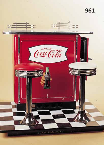 KüHLTHEKE MIT BAR, COCA-COLA, 50ER JAHRE, LACKIERTES METALL, SEITLICH UND VON OBEN ZU ÖFFNEN, INNEN VERZINKT ZUR KüHLUNG MIT EIS, ...