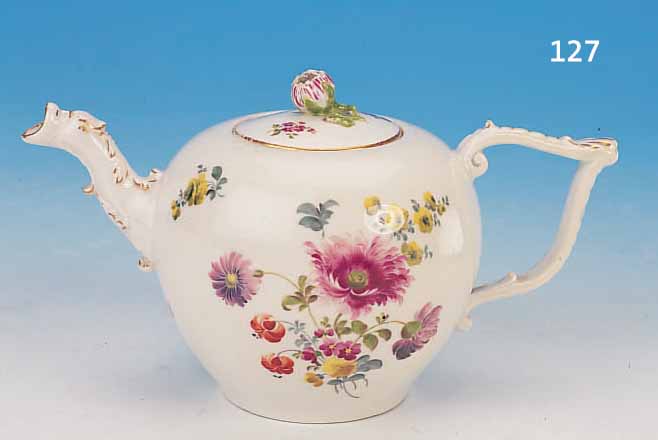 TEEKANNE, MEISSEN, UM 1770/75, PORZELLAN, FEINE BUNTE BLUMENBEMALUNG VON SCHöNER QUALI- TäT, UMLAUFEND ZWEI GROSSE BOUQUETS U. MEHREREKLEINE ...