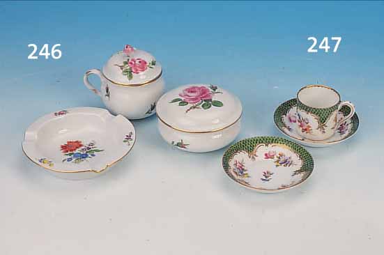 PAAR MOKKATASSEN MIT UNTERTASSEN, NYMPHENBURG,UM 1900, PORZELLAN, FEINE BUNTE BEMALUNG, GRüNER SCHUPPENDEKOR, UMLAUF. BLUMENBOUQUETS, ...