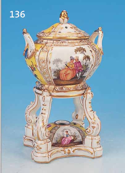 PARFUMVERZEHRER, KPM, BERLIN, UM 1800/10, PORZELLAN, UMLAUFEND FEIN BUNT BEMALT, IN ZWEI GROSSEN U. ZWEI KLEINEREN KARTUSCHEN ROMANTISCHE ...