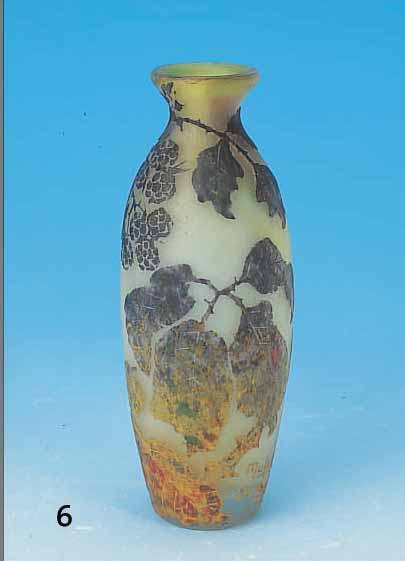 VASE, MULLER FRES, UM 1928/29, FARBLOSES GLAS, ZWISCHEN DEN SCHICHTEN MILCHWEISS-HELL- GELB EINGEPUDERT, DUNKELVIOLETT üBERFANGEN, ...