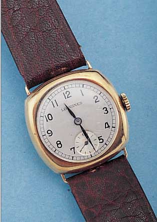 LONGINES HERRENARMBANDUHR, SCHWEIZ UM 1922, ROSE-G. 585/000, CARREE-CAMBRE-FORM, BODEN U. GLASR. GEDR., BLATT REST., 16 ST., ANKERW. VERS., ...