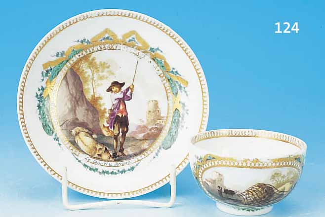 TASSE MIT UNTERTASSE, MEISSEN, 1774 - 1814, PORZELLAN, TASSE UND UNTERTASSE IN GROßER KARTUSCHE BEMALT UND BEZ.: LE LION ET LA SOURIS BZW. ...