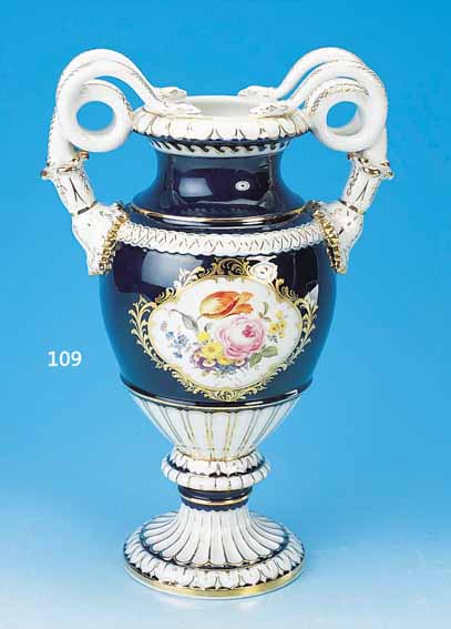 DOPPELHENKELVASE, MEISSEN, UM 1900, PORZELLAN, H. 39 CM, Z.T. KOBALTBLAUER RAND, IN KARTUSCHE BLUMENBOUQUETMALEREI, ...
