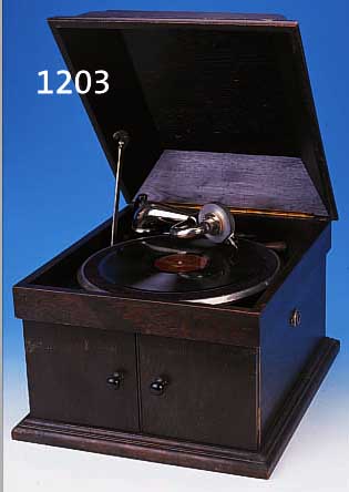 GRAMMOPHON, 30/40ER JAHRE, IN ORIGINALHOLZ- GEHäUSE, M. CA. 32 X 40 X 45 CM, MIT EINER SCHALLPLATTE, L. ALTERS- U. GEBR.-SP., ...