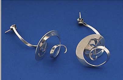 PAAR OHRGEHäNGE, GEORG JENSEN, 70ER JAHRE, 925ER SILBER, ENTWURF: TORUN BüLOW-HüBE, L. CA. 5 CM, SAMMELWüRDIG