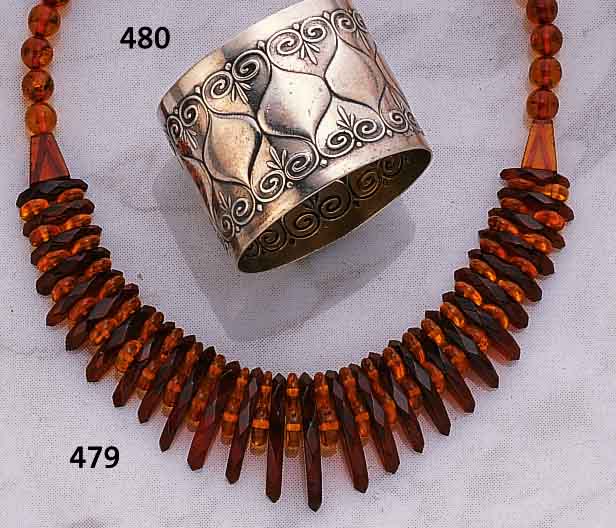 BERNSTEINCOLLIER MIT DIAMANT/FACETTSCHLIFF, SEHR GUTE TRANSPARENTE QUALITäT, ROTBRAUN-/HONIGFARB. BERSTEN, L. CA. 43 CM, DAZU ARMBANDMIT ...