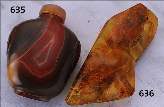 SNUFFBOTTLE AUS STREIFENACHAT/KARNEOL, SEITL. RELIEF. MIT TAOTIMASKEN, H CA. 8 CM, CA. 191 G