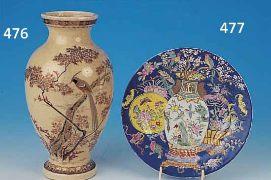 VASE, JAPAN, SATSUMA, UM 1910, FEINE BUNTE BEMALUNG, UMLAUFENDER DEKOR VON ROSENSTRAUCH IN LANDSCHAFT UND PARA-DIESVOGEL IN ...