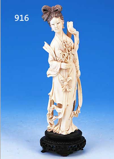 ELFENBEINSKULPTUR, CHINA, MITTE 20. JH., H. 27 CM MIT SOCKEL, ASIATIN MIT BLUME, GESCHNITZT, UND BEMALT, ...
