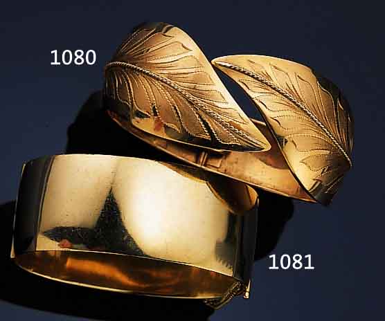 ARMSPANGE, GG 750/000 GEPR., CA. 37.1 G, KLAPPSCHARNIER, D. CA. 6 X 5.5 CM, BLATTVER- ZIERUNG