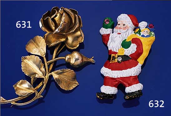 KONV. 2 WEIHNACHTSBROSCHEN, USA CA. 1960/65, 1X WEIHNACHTSMANN SIGN. MIRACLE, METALL VERGOLDET, BUNTER UND FARBLOSER STRAßBESATZ, BUNTSTAFFIERT, ...