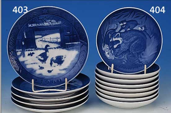 FüNF WEIHNACHTSTELLER, ROSENTHAL, KAI LANGE, 1963/64/66/67/69, PORZELLAN, BLAUE UNTER- GLASURBEMALUNG, D. CA. 18.5 CM