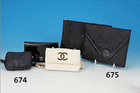 3 DESIGNER-HANDTASCHEN, NACH 1975, 2X CHA- NEL: SCHWARZES LACKLEDER UND WEISSES ABGE- STEPPTES LEDER, BEIDE MIT DEN TYP. CHANEL- SCHLIESSEN ...
