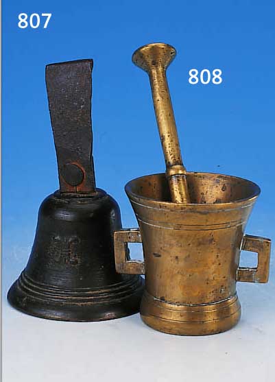 KL. GLOCKE, FRANKREICH, UM 1770/80, BRONZE MIT EISENHALTERUNG, GESAMTHöHE 17 CM, GLOCKENH. 8CM, L. ...
