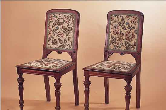 ZWEI STüHLE, DEUTSCH, UM 1890, NUßBAUM MASSIV, NEU GEPOLSTERT UND BEZOGEN, ALTERSSCHäDEN, H.: 96 CM, SH: 47 CM.