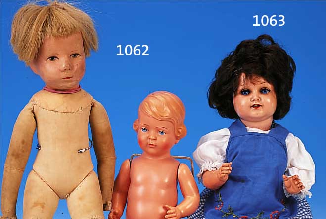KäTHE-KRUSE-PUPPE, UM 1944-46, TORTULON-KOPF, BEMALT, MIT STäRKEREN ABREI- BUNGEN, BLONDES ECHTHAAR, GESTOPFTER STOFFKöR-PER AN ...
