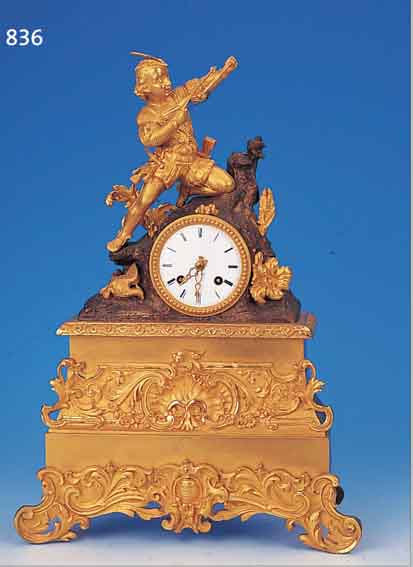PENDULE, FRANKREICH, UM 1840, REICH VER- ZIERT UND VERGOLDETES BRONZEGEHäUSE, UHR IN EINEM STILISIERTEM FELSBLOCK, FIGURENBEKRöNUNGEINES ...