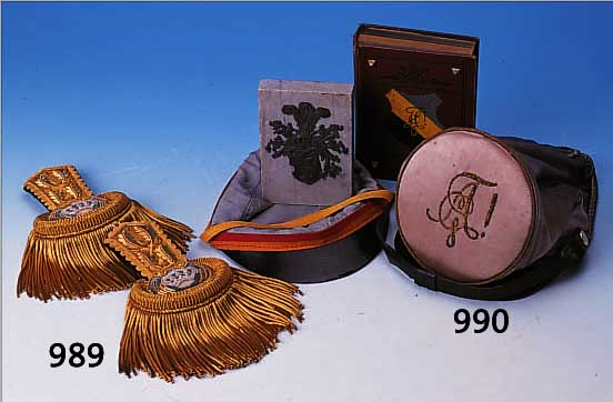 4 TEILE STUDENTIKA, DEUTSCH, UM 1900, ZWEI MüTZEN, EIN BRIEFBESCHWERER AUS MARMOR MIT WAPPEN UND EIN KOMMERSBUCH, ALTERS- SCHäDEN
