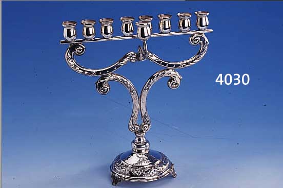 CHANUKALEUCHTER, 925ER SILBER, 9 BRENNSTEL-LEN, BAROCKSTIL, VORDERER HALTER ABNEHMBAR, Z.T. HANDARBEIT, AUF 3 FüßEN, H CA. 27 CM