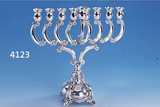 CHANUKALEUCHTER, 925ER SILBER, 9 BRENNSTELLEN, BAROCKSTIL, VORDERER HALTER ABNEHMBAR, Z.T.HANDARBEIT, AUF 4 FüßEN, H CA. 27 CM, ELEGANTEFORM MIT ...