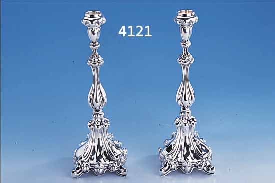 KERZENLEUCHTERPAAR, 925ER SILBER, BAROCKSTIL, MEHRFACH GESCHWEIFT, ELEGANTE FORM, FUß UNGEFüLLT, WEINLAUBDEKOR, H CA. 26.5CM