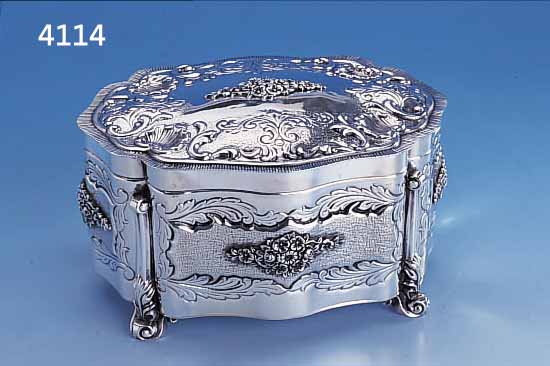 DECKELDOSE, 925ER SILBER, BAROCKSTIL, MEHRFACH GESCHWEIFT, REICH VERZIERT MIT RELIE-FIERTEN ROCAILLEN, MUSCHELN UND BLüTENBOUQUETS4 ...